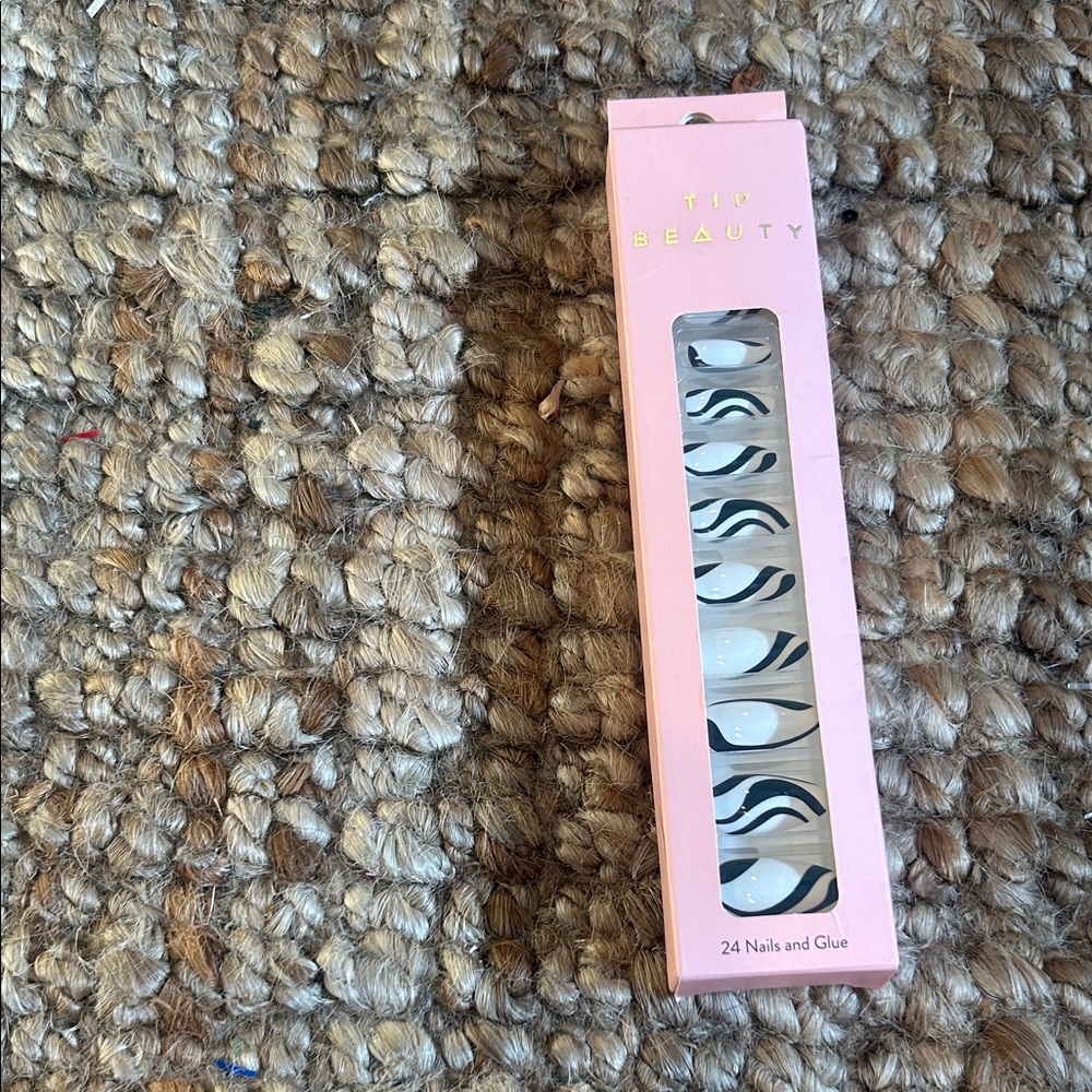 NIB Tip Beauty Faux Stiletto Glue-On Manicure